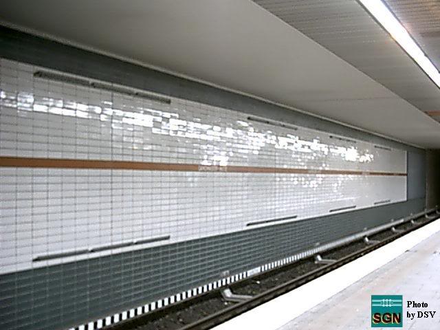 Bahnsteigwand