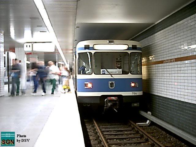 Bahnsteig und Zug